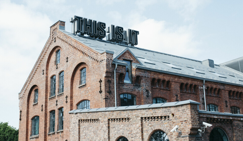 Kostnaden ved å studere ved Kunsthøgskolen i Oslo (Khio) er så høy at skolens ledelse nå regner med at ingen studenter fra land utenfor EØS-området begynner å studere der til høsten. Khio