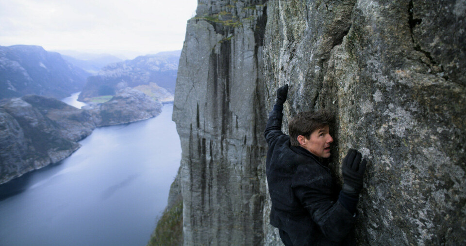 Får filmverdenen til å gå rundt: De siste tiårene har stadig flere land innført insentivordninger for film for å tiltrekke seg store, internasjonale produksjoner. Her er den amerikanske skuespilleren Tom Cruise på Preikestolen i Mission: Impossible 6, som fikk tilskudd fra den norske insentivordningen. Foto: Paramount