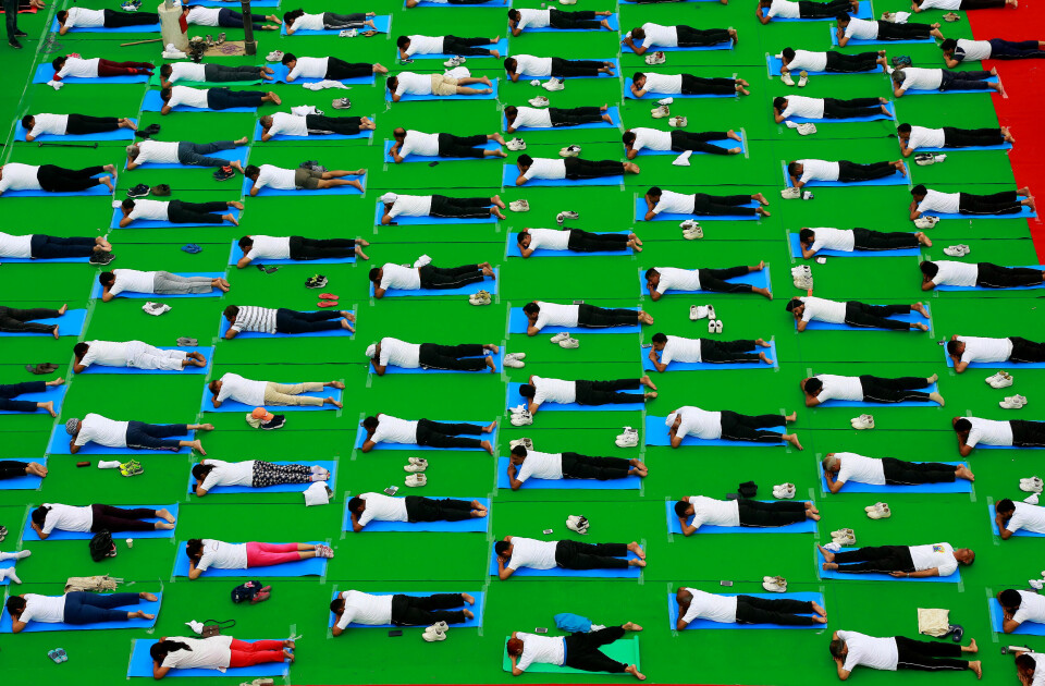 Filosof Rahel Jaeggi peker på at stadig flere helsetjenester blir behandlet som varer. Hun mener det reduserer mennesker til objekter og skaper en instrumentell forestilling om relasjonene vi inngår i. Her: International Yoga Day, Chandigarh i India.