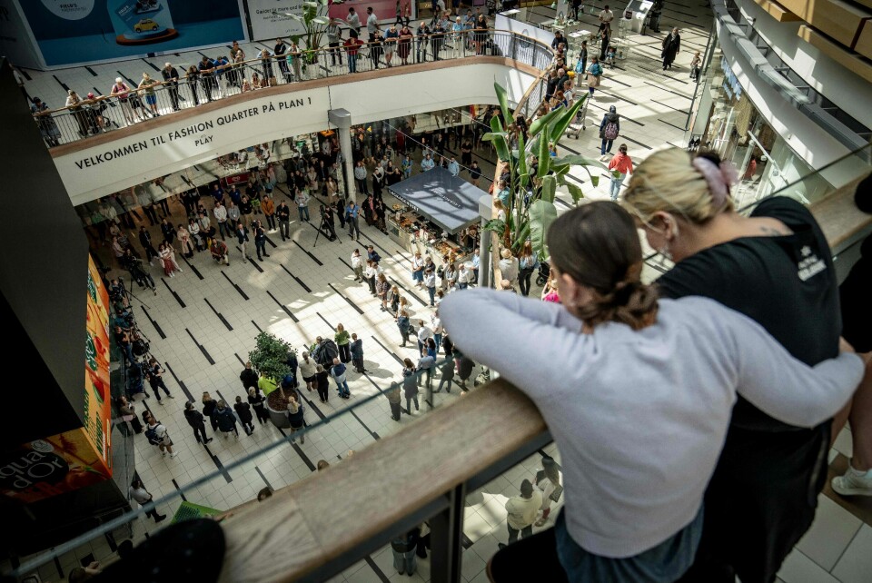 Minnedag: Folk samlet seg til ett minutts stillhet i kjøpesenteret Fields i København 3. juli i år, på årsdagen for angrepet der tre mennesker ble drept og flere såret. En 23 år gammel mann er tiltalt for drap og drapsforsøk.