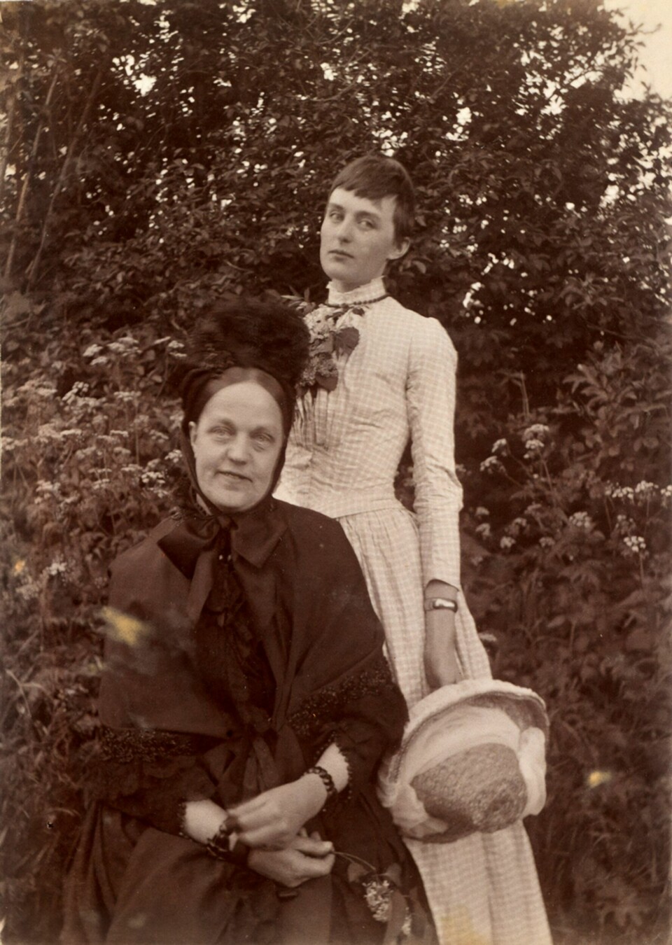 En ung Katti Anker Møller (her Katti Anker) fotografert med sin blivende svigermor Fru Dikka Möller. .
