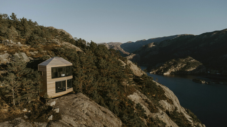 Før vi rakk å si «kronekurs», sitter vi her og googler desperat etter hemmelige Airbnb-perler i Norge, skriver Gaute Brochmann. Her: Hytteprosjektet The Bolder ved Lysefjorden. The Bolder
