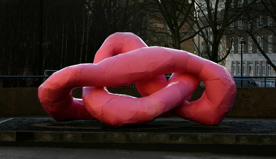 Omstridt: Franz Wests skulptur Rrose/Drama har etter mye om og men kommet seg til Jeløya utenfor Moss. Her utstilt utenfor Tate Modern i London. Foto: Jor / Capital Pictures / Mega / NTB scanpix