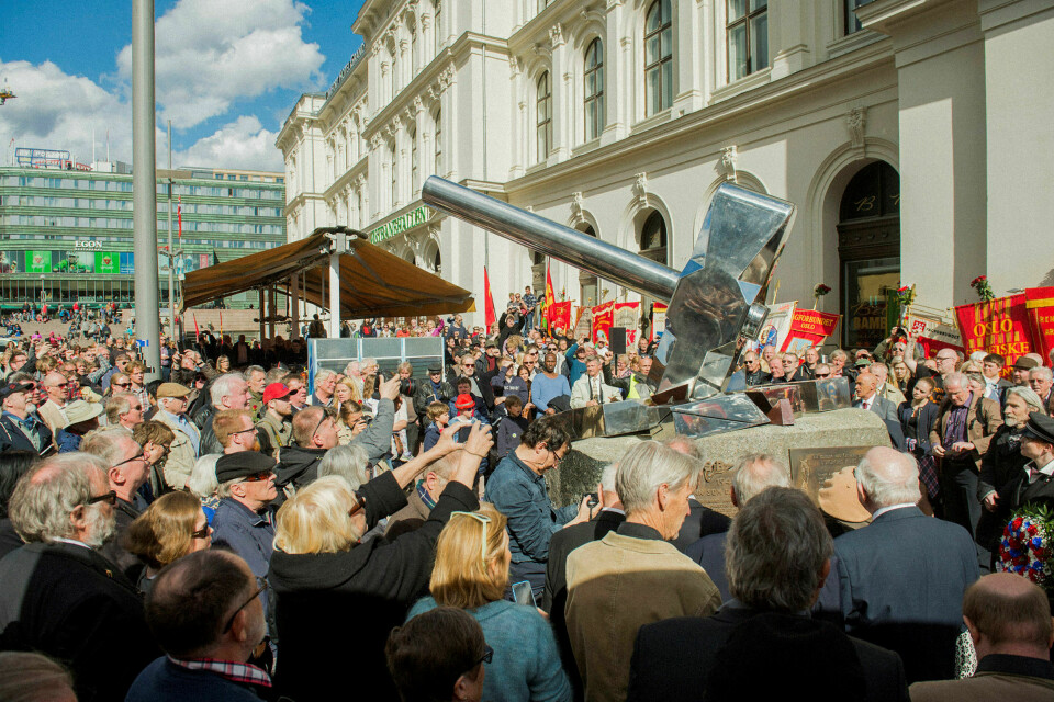 Asbjørn Sunde, lederen av Osvald-gruppen, var en heroisk motstandsmann, men han ble også landssviker under den kalde krigen, skriver Torbjørn Røe Isaksen. Her: Avdukingen av monumentet til minne om Osvald-gruppen og de ansatte i NSB som deltok i sabotasjeaksjoner mot tyskerne under andre verdenskrig. Foto: Fredrik Varfjell / NTB scanpix
