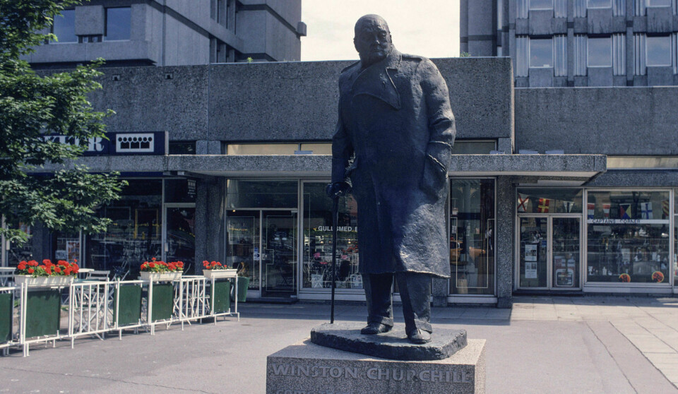 Aksjonister tar nå til ordet for å rive Winston Churchill-statuen på Solli plass i Oslo. Foto: A-foto / Aftenposten / NTB scanpix