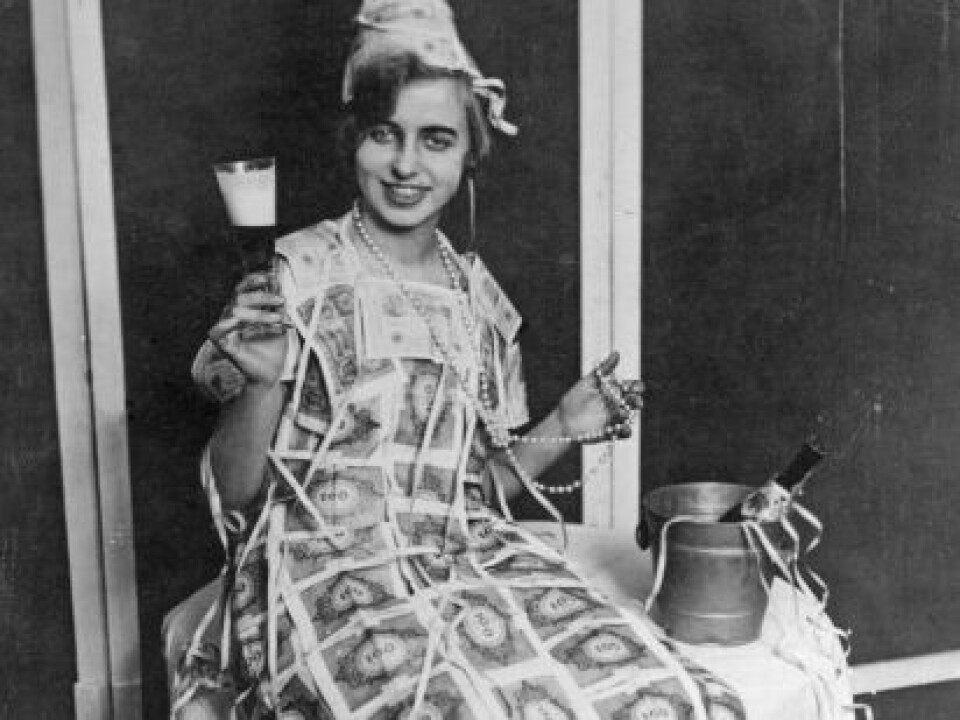 Ikke verdt papiret: En kvinne på maskerade i Amsterdam, ikledd en kjole laget av 100-marksedler. Siden året er 1922 og hyperinflasjonen råder, er den verdt så godt som ingenting. Inflasjon