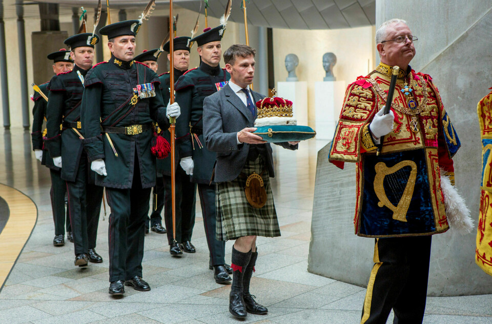 Monarkiet var der: Her bæres «the Scottish Crown» ut til dronning Elisabeth og prins Charles, som var til stede da det skotske parlamentet markerte sitt tyveårsjubileum lørdag 29. juni i år. Foto: Katielee Arrowsmith / Handout / Getty Images
