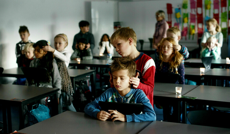 Philip Iversen (foran) og André Rambacher-Røraas øver på mindfullness ved Kongsgårdmoen skole på Kongsberg i 2016.