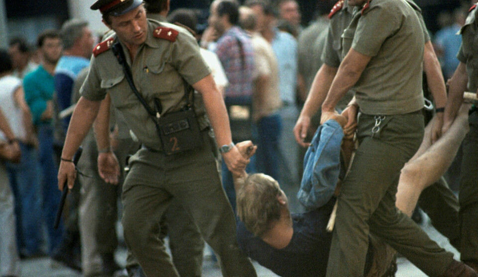 Juling: Politiet gikk hardt til verks mot demonstrantene i Praha 21. august 1989, men kveldens hovedoppslag på nyhetene var fra en landbruksfestival. Foto: Dieter Endlicher/Ap/NTB scanpix