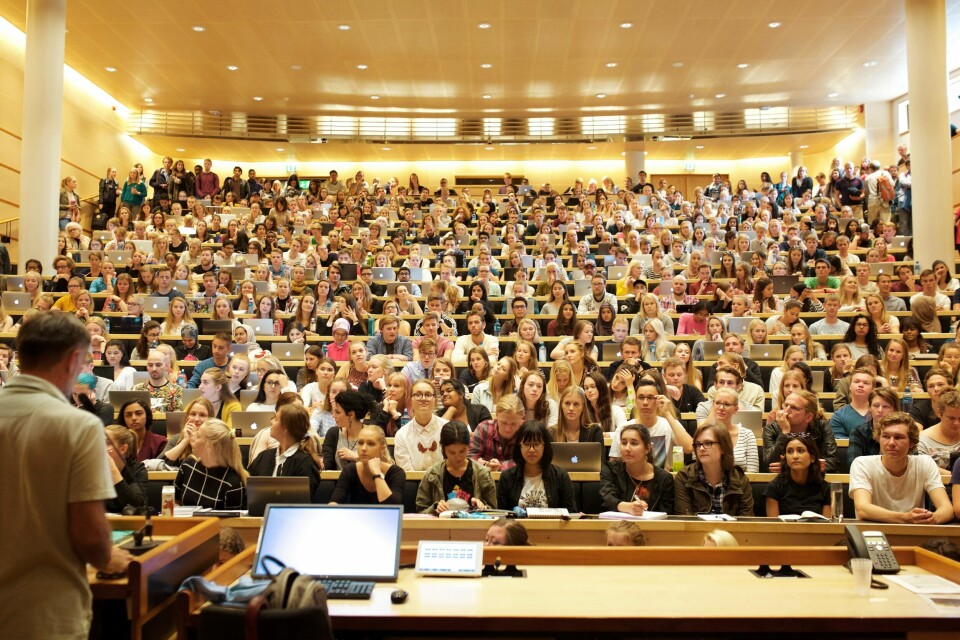 Undervisningsplikt: Det kan være karriere-selvmord for en forsker å bruke tid og energi på studentene. Kanskje frister det heller ikke så mye, når det tas inn så mange studenter at selv en forelesning om Platons dialoger må bli monolog.