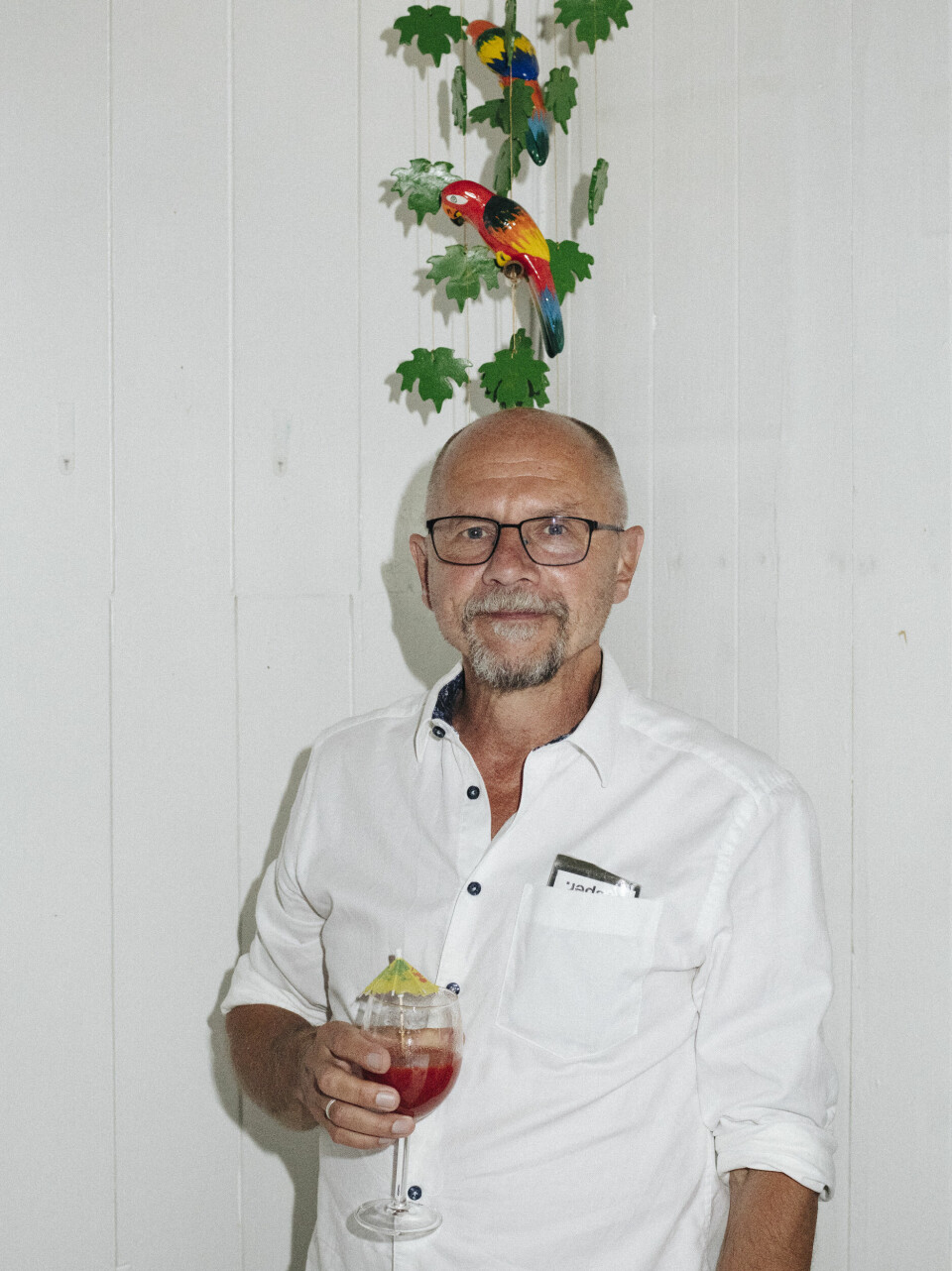 Nesten Playa del Noruego: Journalist og fotograf får hver sin paraplydrink på kjøkkenet til Døving. Han har også stappet en pakke rullings i skjortelommen for anledningen.