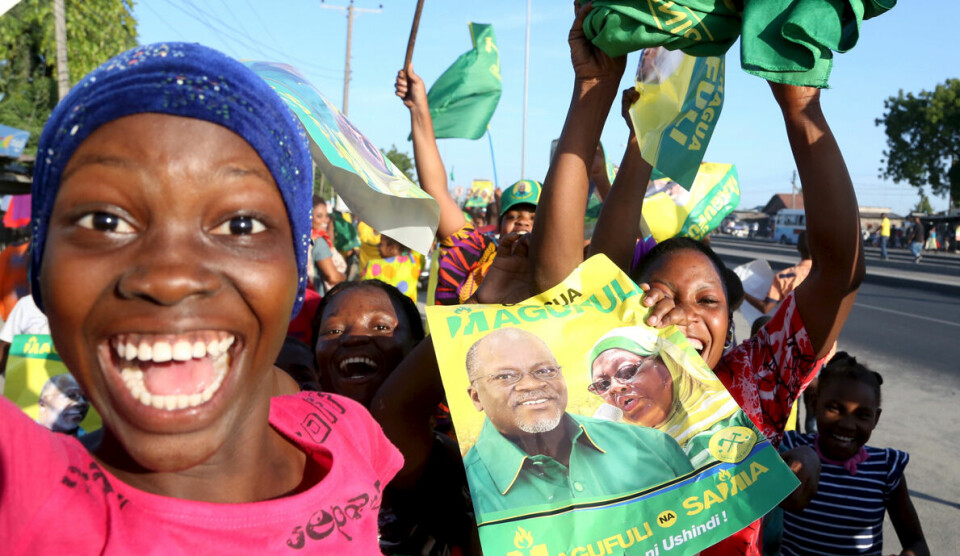 Politisk tilhørighet: Tilhengere av sittende president John Magufuli feirer valgseieren i 2015. De tradisjonelle particellene til regjeringspartiet CCM spiller fortsatt en viktig rolle i folks hverdagsliv.