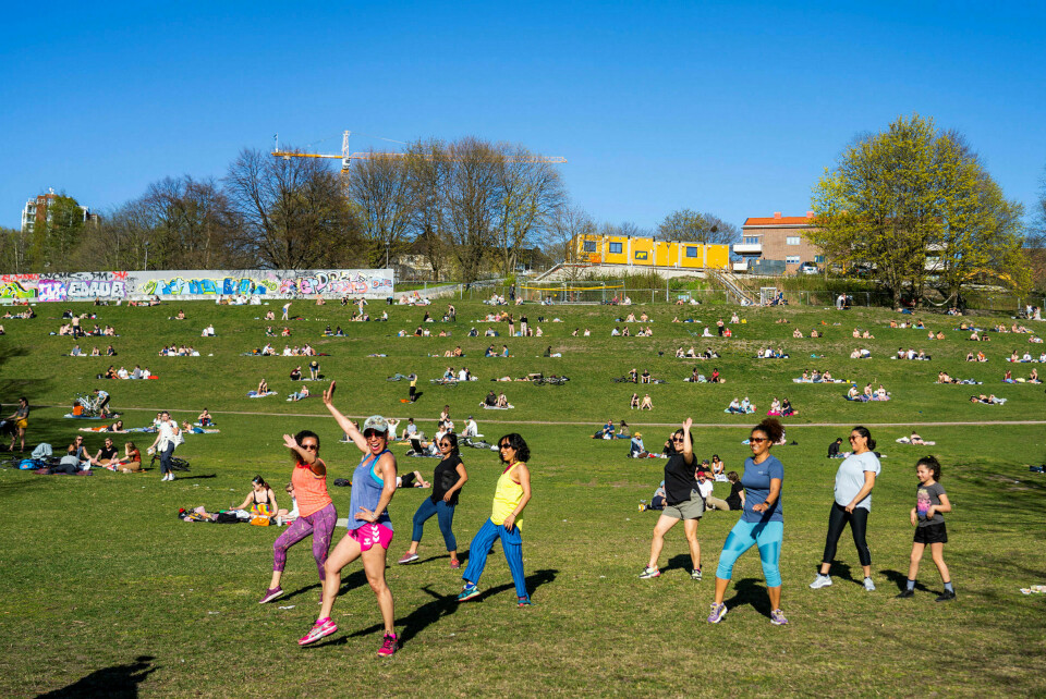 Politiske reformer som har fremstått utenkelige, lar seg brått gjennomføre, som borgerlønn og reduksjon av klimagassutslipp, skriver Andreas Ervik. Her: God stemning i Tøyenparken i Oslo 22. april. Foto: Håkon Mosvold Larsen / NTB scanpix
