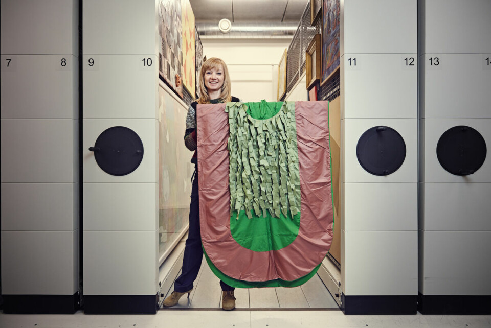 Kropp og minne: Overinspektør Marianne Torp ved Statens Museum for Kunst viser frem Yvette Brackmans The Troublemaker fra 2014, innkjøpt i 2015. Foto: Simon Skredernes