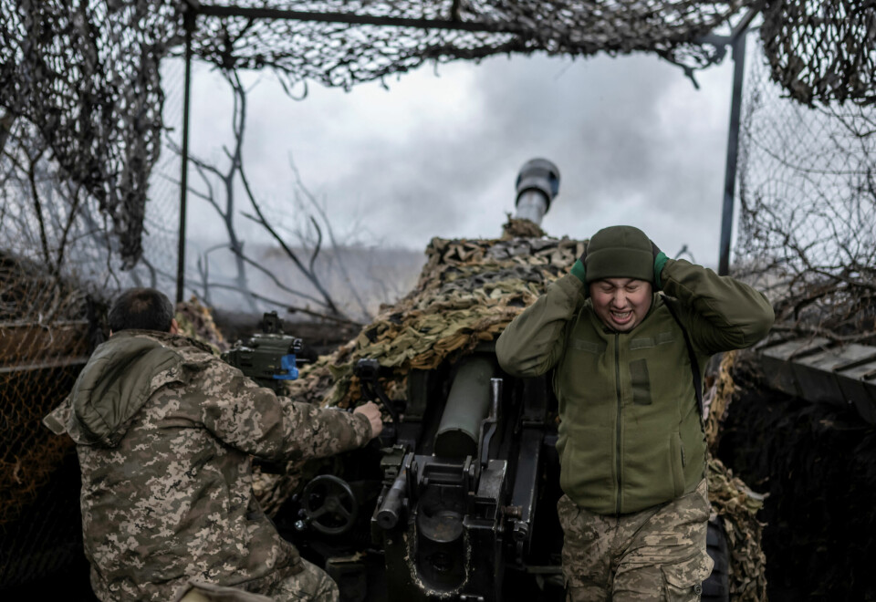 Norge har lovet å støtte Ukraina med 75 milliarder over en femårsperiode gjennom det såkalte Nansen-programmet, men programmet er åpenbart underdimensjonert, skriver Olav Slettebø. Her: Ukrainske soldater nær frontlinjen ved Bakhmut, 21. desember 2023. Ukrainian service members fire a L119 howitzer towards Russian troops near the front line town of Bakhmut, amid Russia's attack on Ukraine, in Donetsk region, Ukraine December 21, 2023.