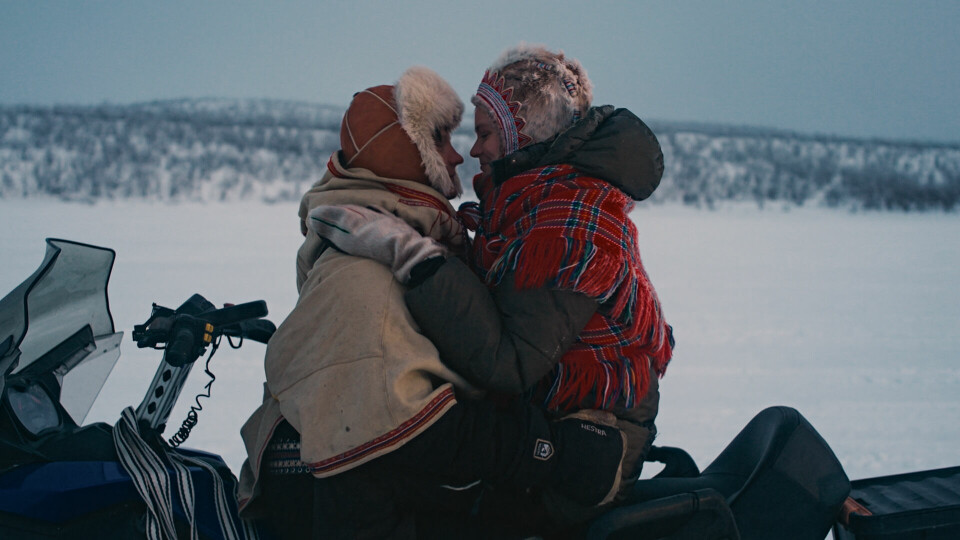 Viddas tiltrekningskraft: Tundraens voktere skjemmes dessverre litt av en i overkant banal og klumsete fortalt kjærlighetshistorie, som sliter med å løsrive seg fra det romantiske filmdramaets konvensjoner. .