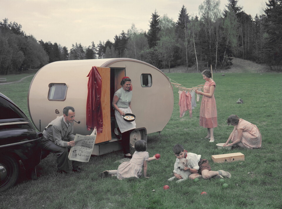 Revolusjon i det lille: Familien fungerer ikke, mente den svenske samfunnsøkonomen Gunnar Myrdal i mellomkrigstiden. Noen år senere var glansbildet av det svenske folkhemmet godt etablert, her gjengitt i et reklamefoto for en campingvogn på 1950-tallet.