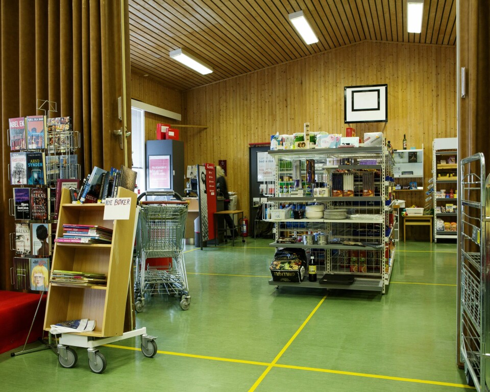 Folkebibliotek: Veidnes i Finnmark har 30 innbyggere. Biblioteket, grendebutikken og posten deler på plassen i bygdas nedlagte skole. Den gamle gymsalen er også bygdas festlokale. Foto: Jo Straube, fra fotoprosjektet «Det norske biblioteket».