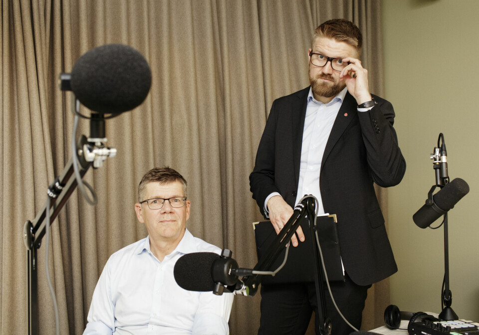 – Dette er det strengeste regelverket jeg har sett, sier UiOs rektor Svein Stølen (t.v.) om de varslede restriksjonene i eksport av kunnskap og samarbeid i forskningsmiljøer. Han møter statssekretær Eivind Vad Petersson i Morgenbladets forskningspodkast.Eivind Vad Petersson s
