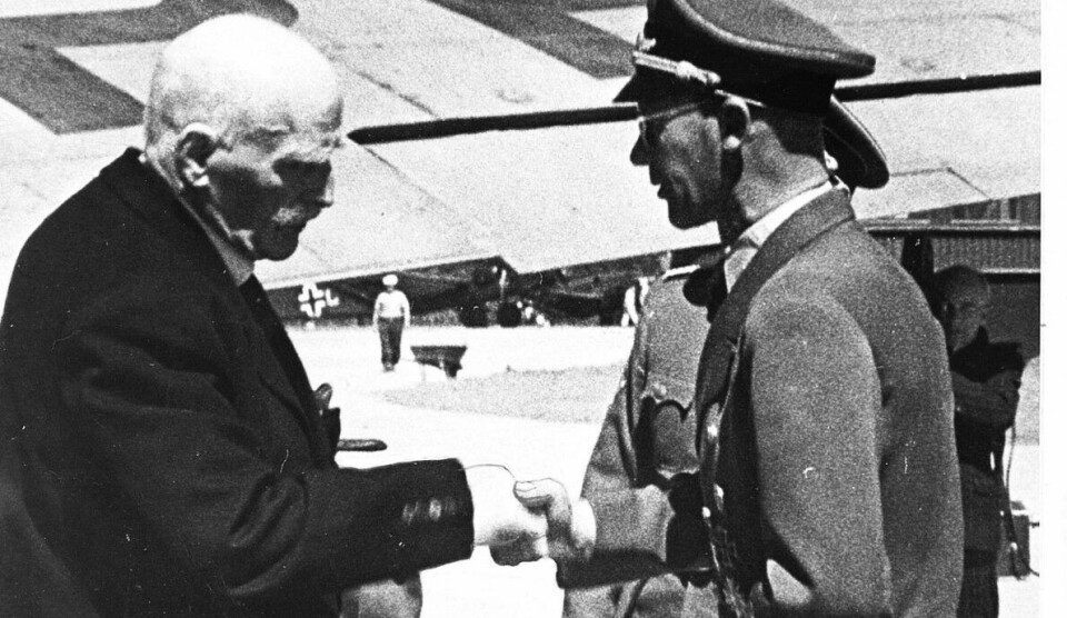 Etter det mislykkede møte med Hitler i 1943, ble Knut Hamsun mottatt på Fornebu av rikskommissær Josef Terboven, en mann han foraktet. NTB arkivfoto