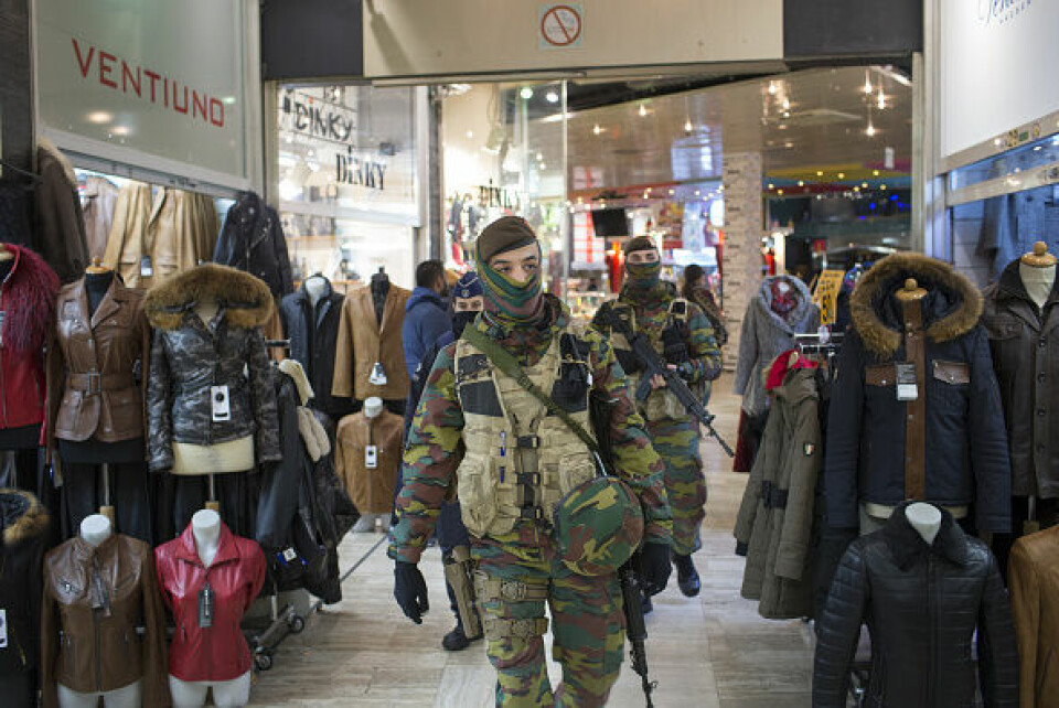 Soldatar i gatene: Då terroralarmen for alvor gjekk i Belgia, vart tungt væpna militære og politi satt til å patruljere Brussels gater og butikkar. Foto: Jasper Juinen/Bloomberg/Getty Images