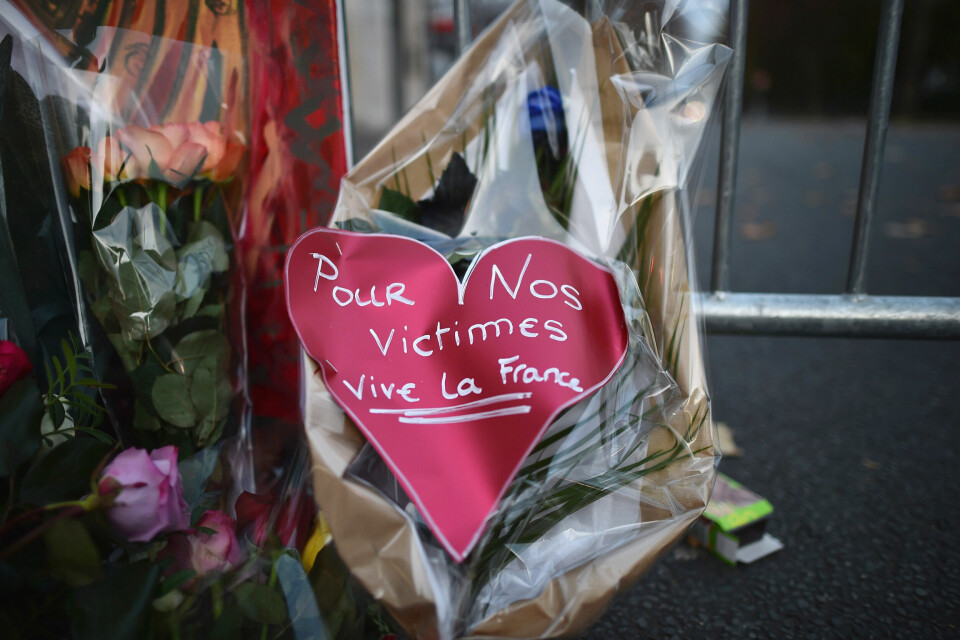Minnes: Blomster og minneord dekker fortauet like ved konsertstedet Bataclan, der 89 mennesker ble drept i et terrorangrep fredag kveld. Foto: Jeff J Mitchell/Getty Images