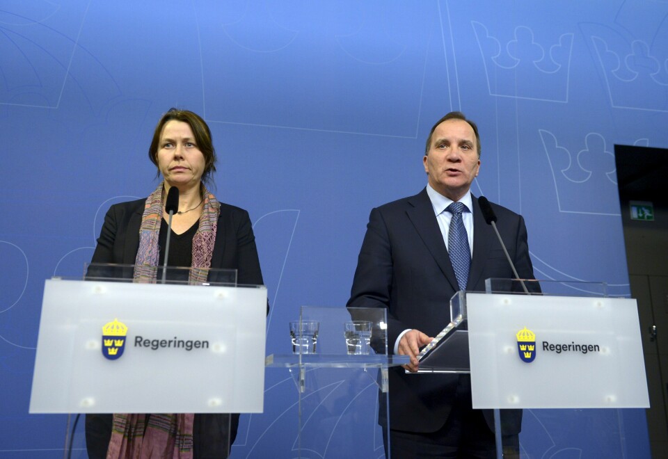 Dypt alvor: Statsminister Stefan Löfven og visestatsminister Åsa Romson på pressekonferansen i Stockholm 24. november der de presenterte tiltak for å gi mottaksapparatet et pusterom. Sveriges asylregler ble lagt på EUs minimumsnivå og reglene for familiegjenforening ble strammet inn. Foto: Janerik Henriksson/Reuters/NTB Scanpix