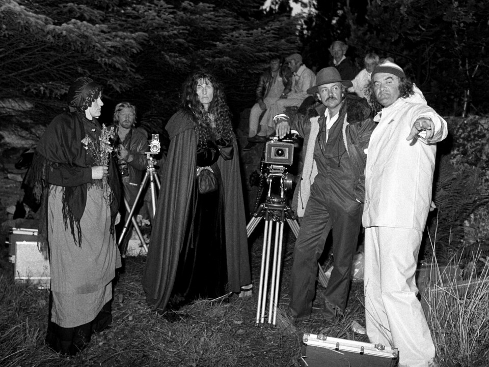 Fra innspilling av Vibeke Løkkebergs (i midten) film «Hud» på Sotra utenfor Bergen i 1985. Løkkebergs mann og filmens produsent, Terje Kristiansen til høyre i bildet. Foto: Nils Bjåland/VG/NTB scanpix