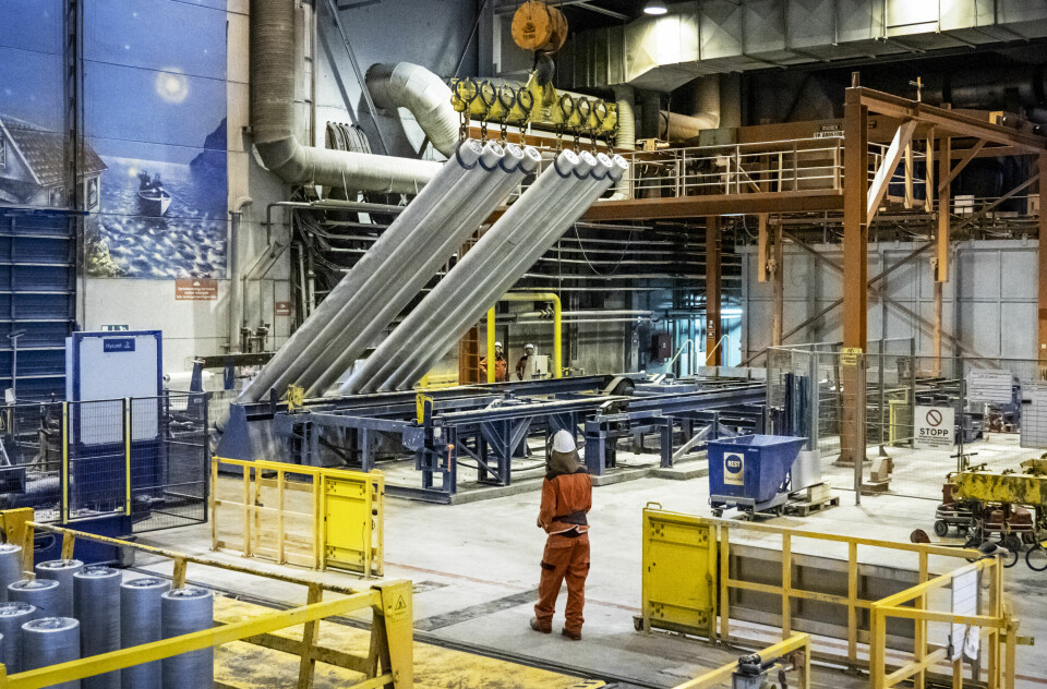 Bør bedrifter få strømstøtte? Økonomer Morgenbladet har snakket med, er skeptiske. Her: Et av europas største aluminiumsverk, Hydro Aluminium Karmøy. .