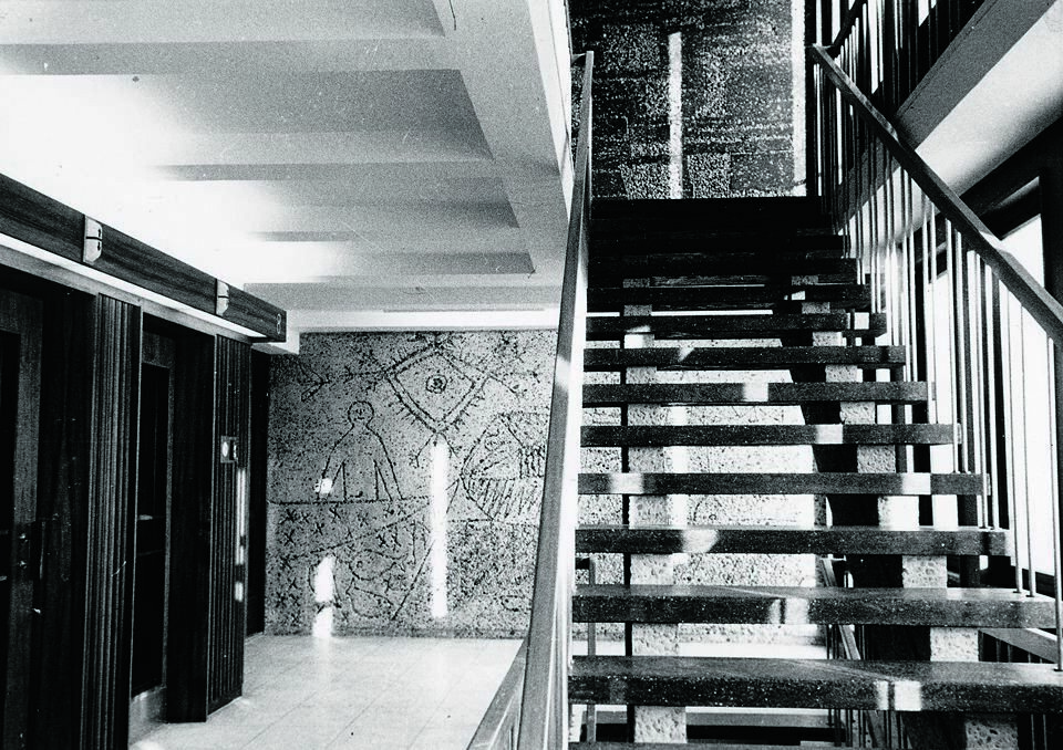 Verdig: Den «svevende trappen» med kunst fra Pablo Picasso og Odd Tandberg. Der sovjetiske monumentalbygg fikk deg til å føle deg liten og ubetydelig, gir Viksjøs bygning en følelse av å være en aktet gjest, skriver Mari Hvattum. Foto: Nasjonalmuseet for kunst, arkitektur og design/Foto: Teigen
