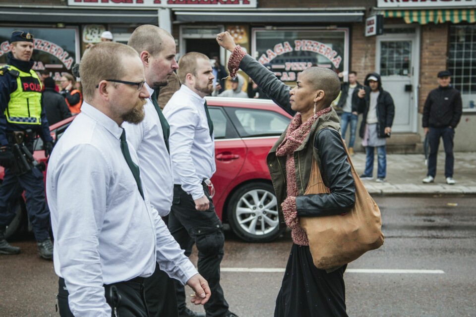 Hun som handlet: Da over 300 nynazister marsjerte i den svenske byen Borlänge, møtte Tess Asplund dem ansikt til ansikt med knyttneven hevet. Foto: David Lagerlöf/Expo/TT News Agency/Press Association Images