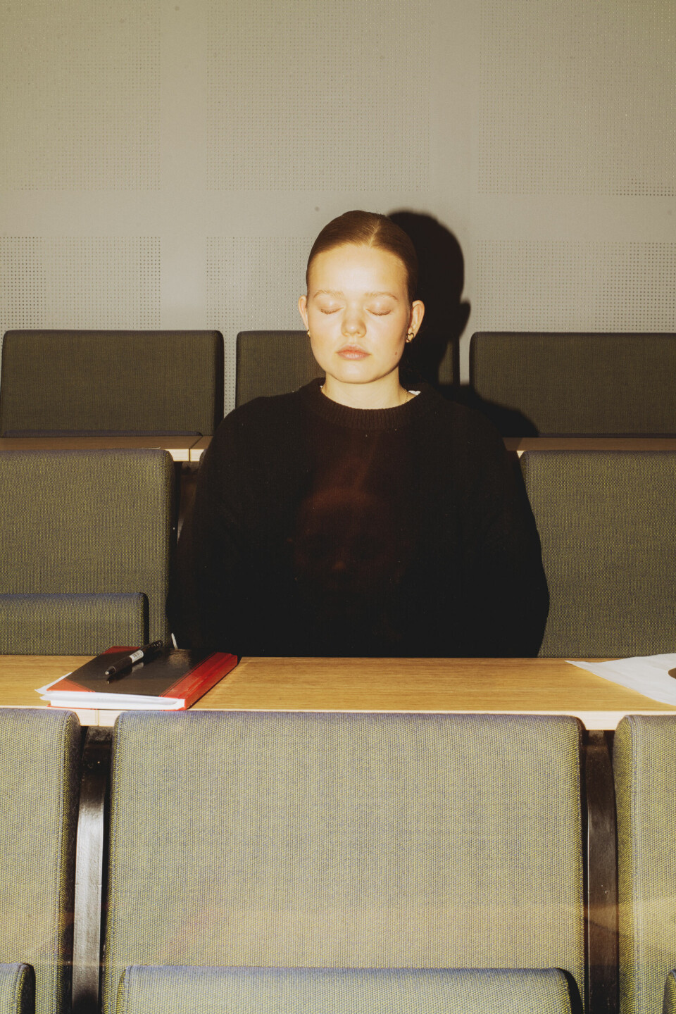 Introspeksjon med meditasjon: Som del av undervisningsopplegget blir Mia og de andre studentene i salen bedt om å lukke øynene og kjenne på pusten. Så skal de gjenta for seg selv, igjen og igjen, en alternativ leveregel til gamle og unyttige tankemønstre.