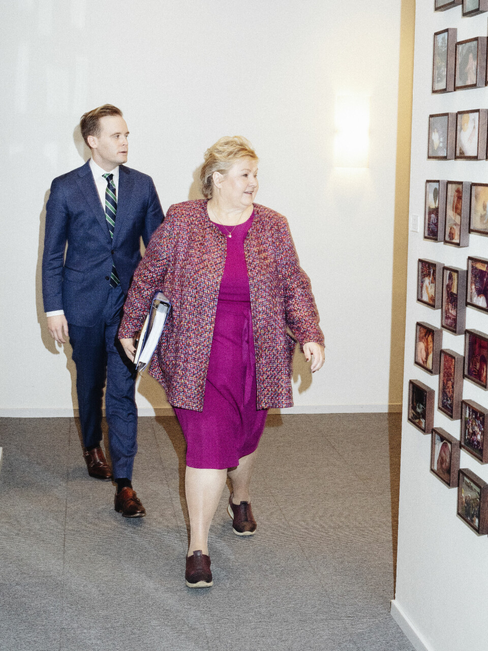 Tillitsvurderinger: Onsdag 28. februar offentligjorde kontroll- og konstitusjonskomiteen sin innstilling i habilitetssakene. Her: Erna Solberg og kommunikasjonssjef i Høyre Cato Husabø Fossen ankommer høringen, 7. november 2023.