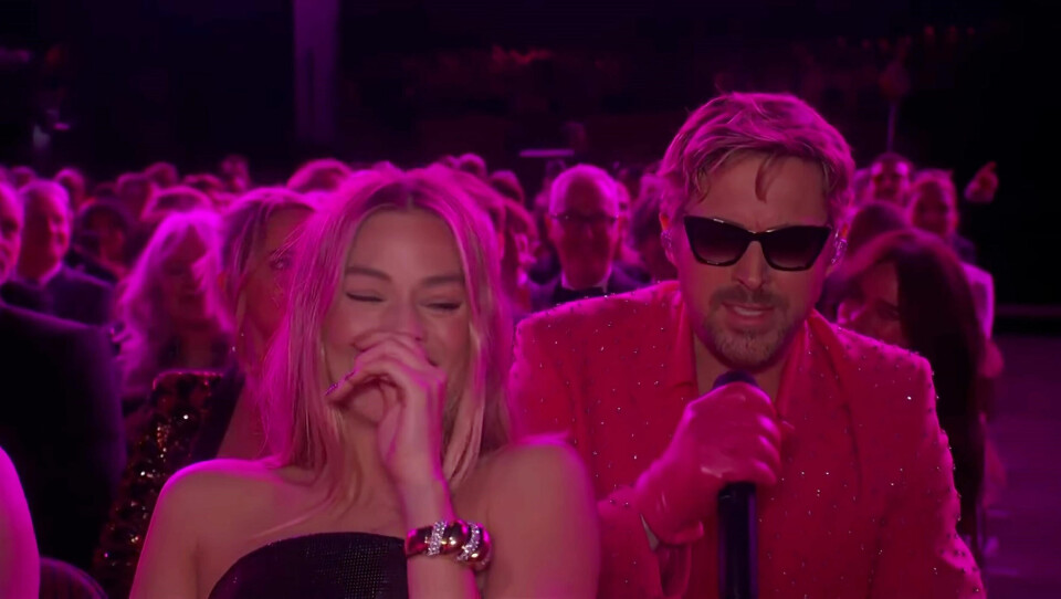Kanskje har flere i Hollywood erkjent at de bør overlate politikken til andre og heller fokusere på det de kan best, nemlig å underholde og distrahere? Her: Ryan Gosling fremfører «I'm Just Ken» fra Barbie-filmen, (til venstre: Margot Robbie som hadde hovedrollen).
