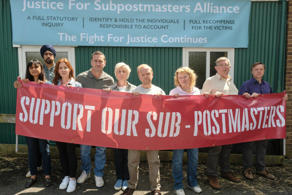 Post postskandalen: Britiske underpostmestere ble uskyldig dømt for tyveri og underslag på starten av 00-tallet. Kort tid etter premieren på «Mr Bates vs. The Post Office» startet det britiske parlamentet arbeidet med å frikjenne samtlige dømte og skaffe dem økonomisk erstatning. .