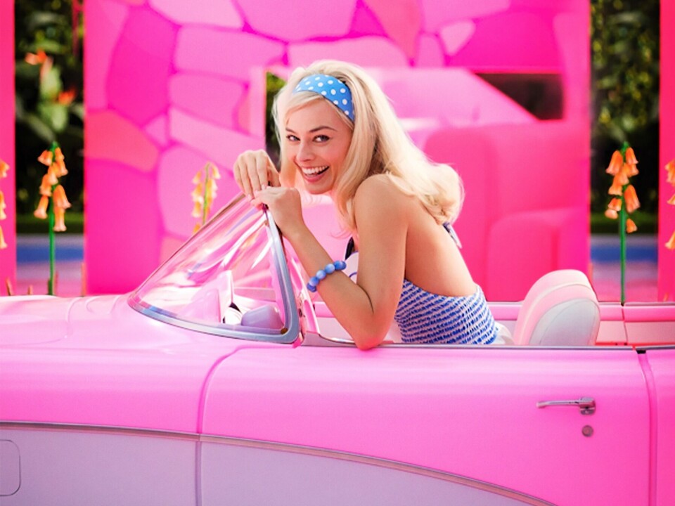 Kulturpodkasten tar for seg kostymer i 2023-filmer som «Poor Thing», «Oppenheimer» og «Barbie». Her er Margot Robbie som Barbie. -