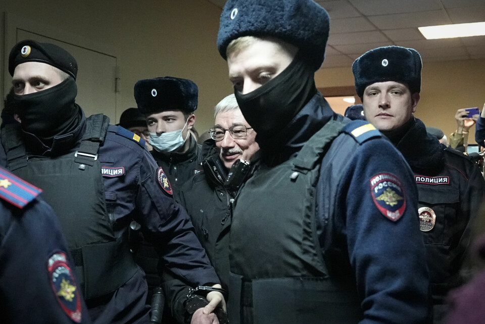 Fengslet: Oleg Orlov eskorteres ut av rettslokalet, Moskva 27. februar. The co-chair of the Nobel Peace Prize winning Memorial Human Rights Centre Oleg Orlov is escorted by police officers after he was taken into custody in the courtroom during court session for a new trial on charges of repeated discrediting Russian military, in Moscow, Russia, on Tuesday, Feb. 27, 2024