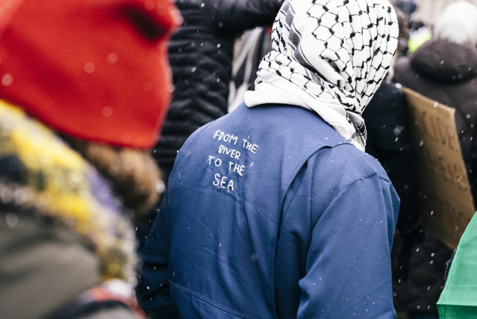 Man bør argumentere mot konkret politikk, mot for eksempel bosetterne, heller enn «sionisme», sier forsker Vibeke Moe. Her: Demonstrasjon mot krigen på Gaza, Eidsvoll plass, Oslo 31. oktober 2023. Demonstrasjon mot krigen i Gaza på Eidsvollplass under Nordisk Råds besøk på stortinget. 31.10.2023. Jakke med slagordet 'From the river to the sea'