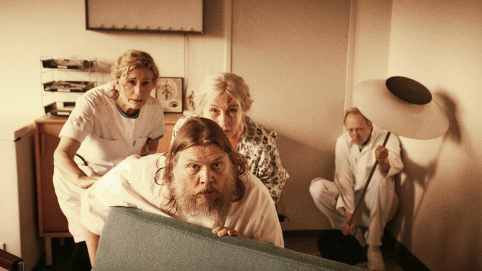 Det gode med det onde: I Riket: Exodus er det karakteristiske gulstenkede proto-Dogme 95-bildespråket fra 1994 tilbake. Dramaet kan begynne på nytt. Still fra den danske Viaplay-serien Riget Exodus