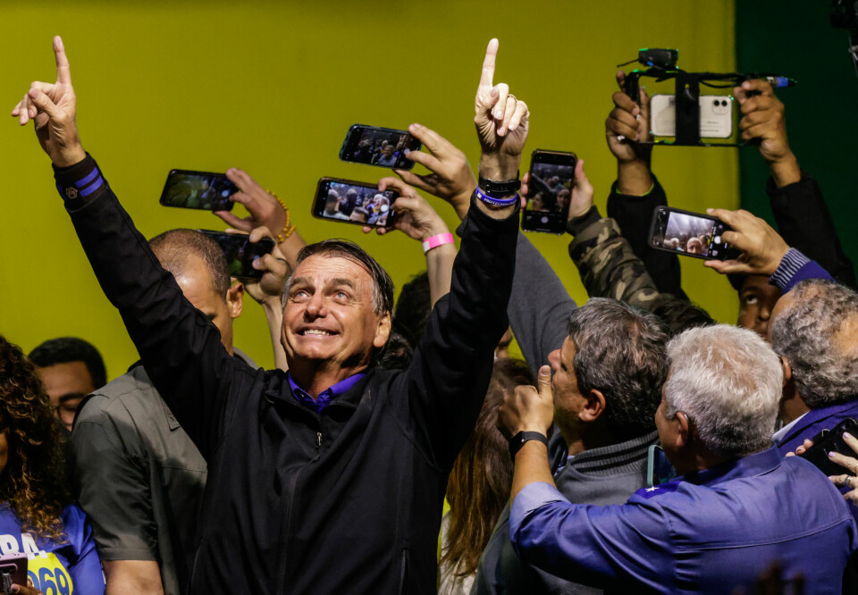 Noe av det mest overraskende Torkjell Leira fant da han gjorde et dypdykk i Brasiliansk politikk, er hvor systematisk og direkte president Jair Bolsonaro angriper demokratiet. SANTOS, BRAZIL - SEPTEMBER 28: President of Brazil and Presidential candidate Jair Bolsonaro gestures to supporters during a rally ahead of Sunday elections on September 28, 2022 in Santos, Brazil.