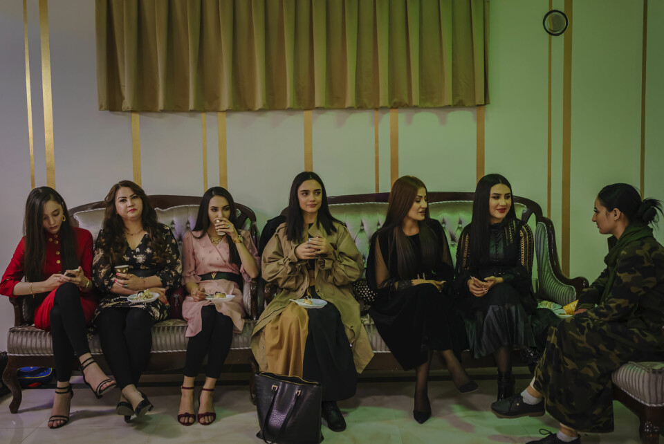 Hvordan går det med kvinnene nå? I løpet av de 14 årene jeg har bodd eller reist til Afghanistan, har jeg sett jeg gradvise, men betydelige endringer, skriver Torunn Wimpelmann. Her: Afghanske kvinner deltar på åpningen av en skjønnhetssalong i Kabul i oktober i fjor.