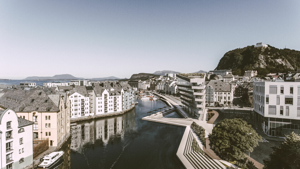 Av alle norske byer er kanskje Ålesund den mest særegne. Derfor er det litt av et ansvar kommunen forvalter når de avhender en av de viktigste tomtene sine, skriver Gaute Brochmann. Her: Forslag til utbygging av Dronning Sonjas plass fra Incrementum Eiendom (Hofseth). Incrementum Eiendom (Hofseth) sitt forslag til Dronning Sonjas plass i Ålesund.FOTO: INCREMENTUM EIENDOM (HOFSETH)