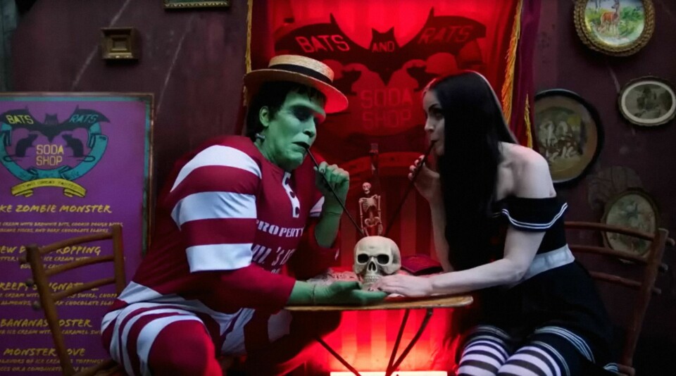 Er monsterfascinasjonen egentlig kulturelitens skyld? Her: The Munsters THE MUNSTERS, from left: Jeff Daniel Phillips, Sheri Moon Zombie, 2022.