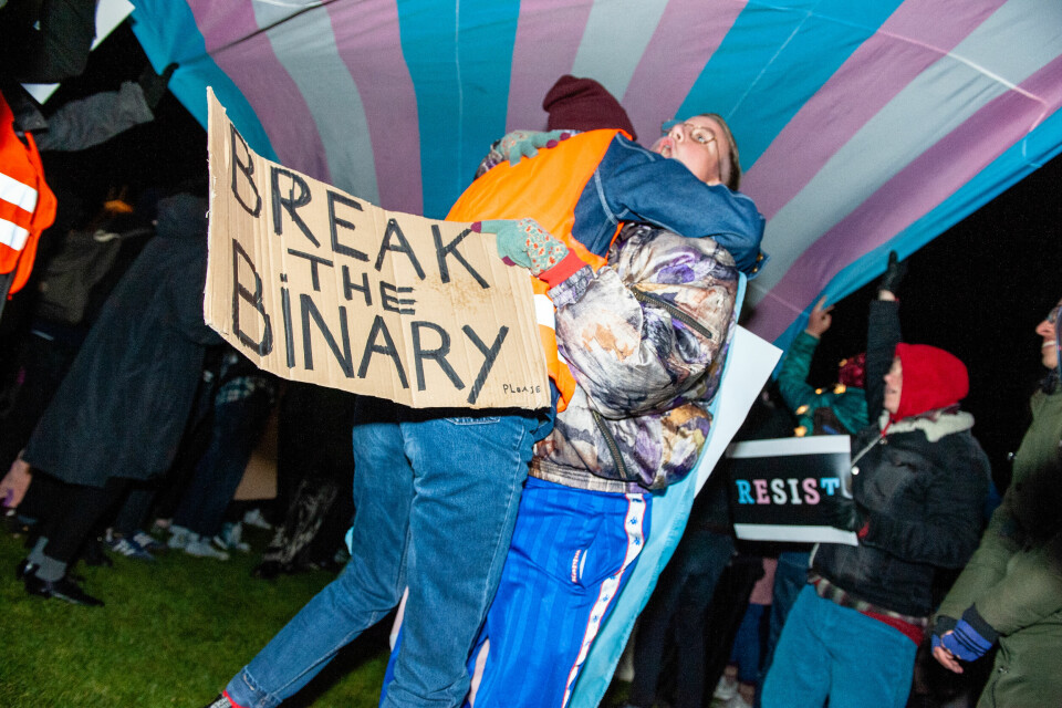 Kamp: Over hele verden går totalitære og autoritære statsledere til kamp mot gender ideology. Og møter motstand, som her, i form av en solidaritetsmarkering for transrettigheter i byen Amsterdam i delstaten New York i 2018. Rights groups and activists are mobilizing against a reported Trump administration plan to narrowly define gender, a move that could dramatically reduce federal protections for and recognition of transgender people on October 28th, 2018 in Amsterdam, Netherlands. In Amsterdam people gathered Sunday night during a rally which was a call-to-action to all to members and allies of the trans, LGBQIA, black and brown resistance, immigrant and social justice movements to stand side by side with trans men, trans women and non-binary & intersex people, and to send a message of resistance and strengthen around the world.