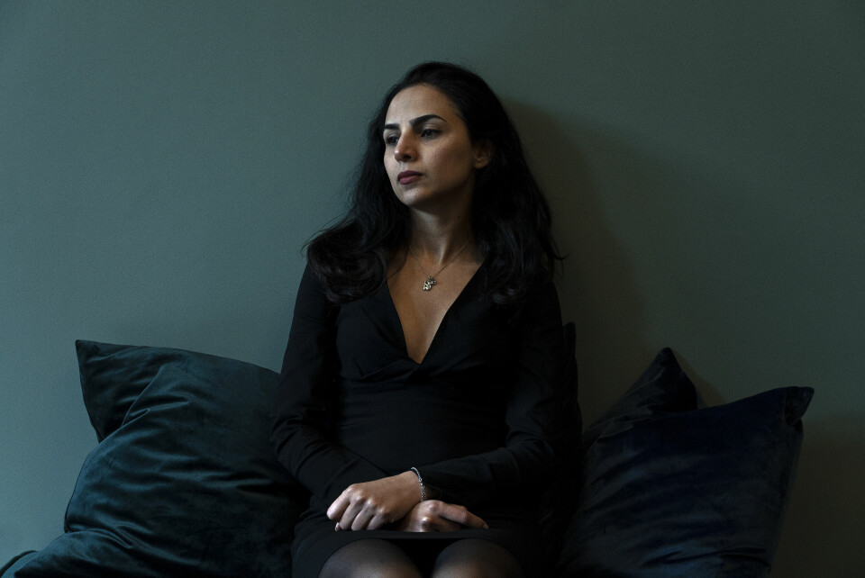 Regimekritikk: – Barberhøvel, Gud, sex, naken kropp, bryst, ramsar den iranske poeten Fatemeh Ekhtesari opp som døme på ord ho skreiv inn igjen for hand i den sensurerte debutsamlinga si. Poeten, som bur i Noreg etter å ha blitt dømt for regimekritikk i Iran, håper at det pågåande opprøret kan føre til forandring.