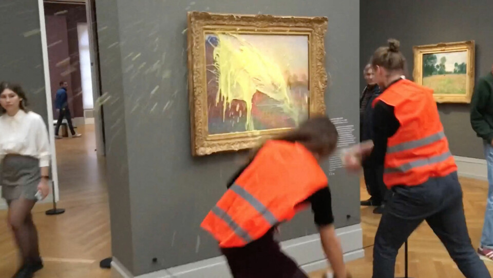 Mer puré enn stappe: To aktivister kaster potetmos på Claude Monets maleri Høystakk (1890) på Museum Barberini i Potsdam, søndag 23. oktober. Mer puré enn stappe: To aktivister kaster potetmos på Claude Monets maleri Høystakk (1890) på Museum Barberini i Potsdam, søndag 23. oktober.