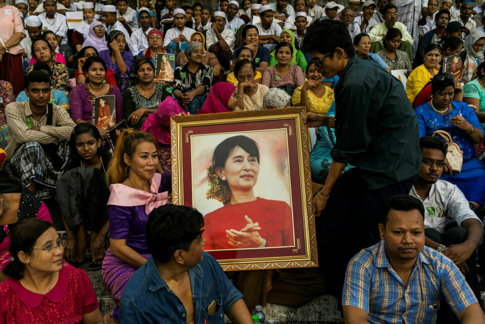 Da hæren gjennomførte sine overgrep mot rohingyaene i 2016-17, tidde Aung San Suu Kyi stille og mistet Vestens støtte. Hun kompenserte med økt kontakt med Kina. Her: Tilhengere av Aung San Suu Kyi i Yangon, 10. oktober, 2017. Foto: Adam Dean / The New York Times / NTB