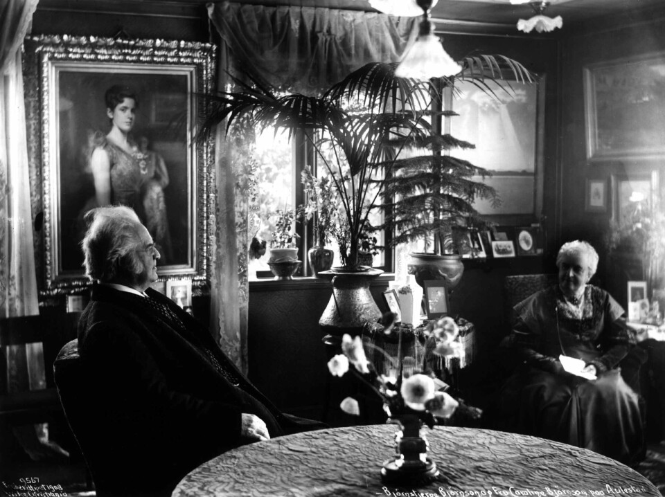 Herr og fru: Bjørnstjerne (1832-1910) og Karoline (1835-1934) Bjørnson hadde sitt hjem på Aulestad i Oppland. Eiendommen eies i dag av Stiftelsen Lillehammer museum. Hvert år brukes den av Norsk litteraturfestival som møtested for diskusjon om språk og norsk offentlighet. a