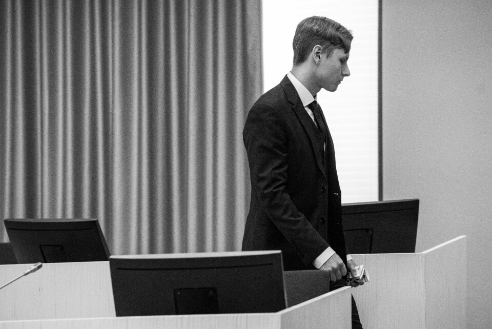 Om å bli sett: Philip Manshaus etter å ha fått dommen på 21 års forvaring med minstetid på 14 år for drapet på sin stesøster og terrorangrepet på Al-Noor islamic Centre i Bærum i 2019. Anne Bitsch' undersøkelser i bokform imponerer Morgenbladets anmelder. Bærum 20200611. Philip Manshaus på vei ut av rettssalen etter å ha fått dommen på 21 års forvaring med minstetid på 14 år for drapet på sin stesøster og terrorangrepet på Al-Noor islamic Centre i Bærum i fjor. Dommen ble avsagt i Asker og Bærum tingrett torsdag. POOL.Foto: Håkon Mosvold Larsen / NTB