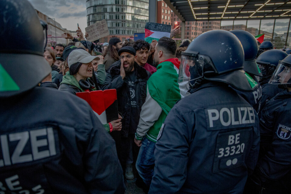 Tysk politi konfronterer pro-palestinske demonstranter på Potsdamer Platz i Berlin, Tyskland 15. oktober. October 15, 2023, Berlin, Germany: On Sunday afternoon, October 15, 2023, approximately 1,000 pro-Palestinian demonstrators gathered at Potsdamer Platz in Berlin despite a ban on such assemblies. The police attempted to disperse the crowd, urging participants to leave. A vigil with about 50 participants was initially registered and approved at Potsdamer Platz. However, pro-Palestinian demonstrators reportedly ''hijacked'' this event. Against the backdrop of the recent terror attack by Hamas on Israel and subsequent Israeli counterattacks, the Berlin police have prohibited gatherings suspected of promoting anti-Semitic or extremist content related to the Middle East conflict. (Credit Image: © Michael Kuenne/PRESSCOV via ZUMA Press Wire)